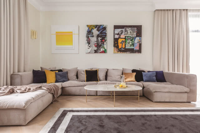 Duży narożnik w salonie