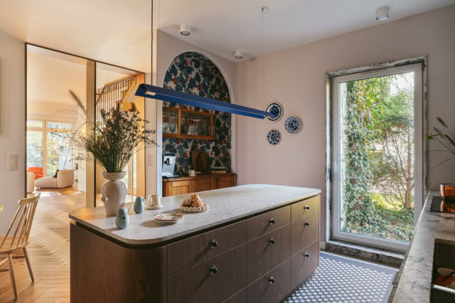 wysokie okno w kuchni