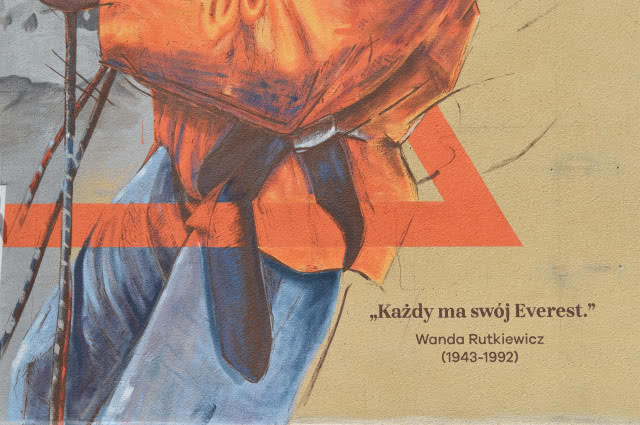Cytat na muralu przedstawiającym Wandę Rutkiewicz