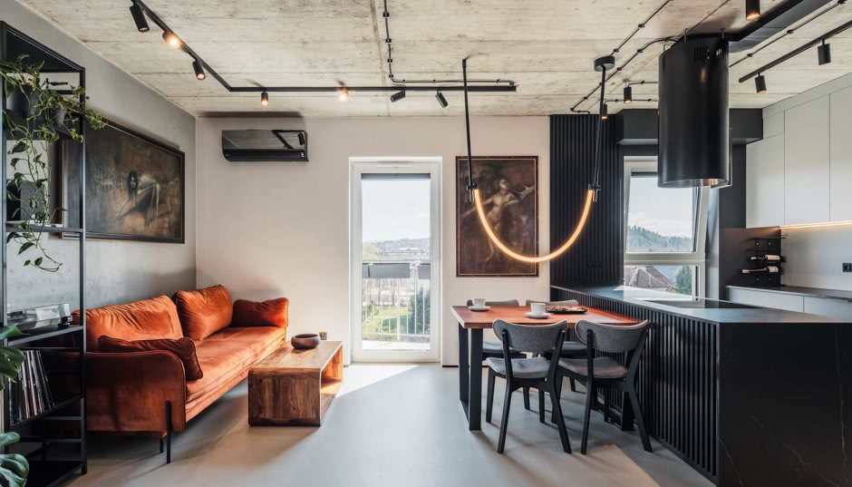 Loftowy minimalizm. Beton, mikrocement i obrazy inspirowane mitologią słowiańską