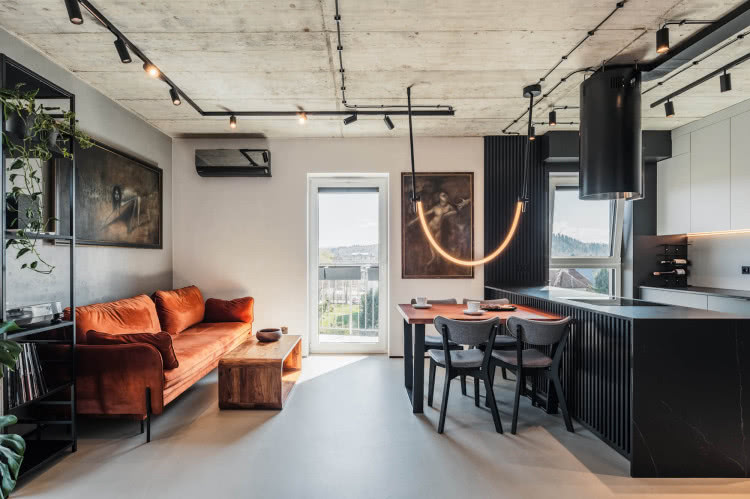 Loftowy minimalizm. Beton, mikrocement i obrazy inspirowane mitologią słowiańską