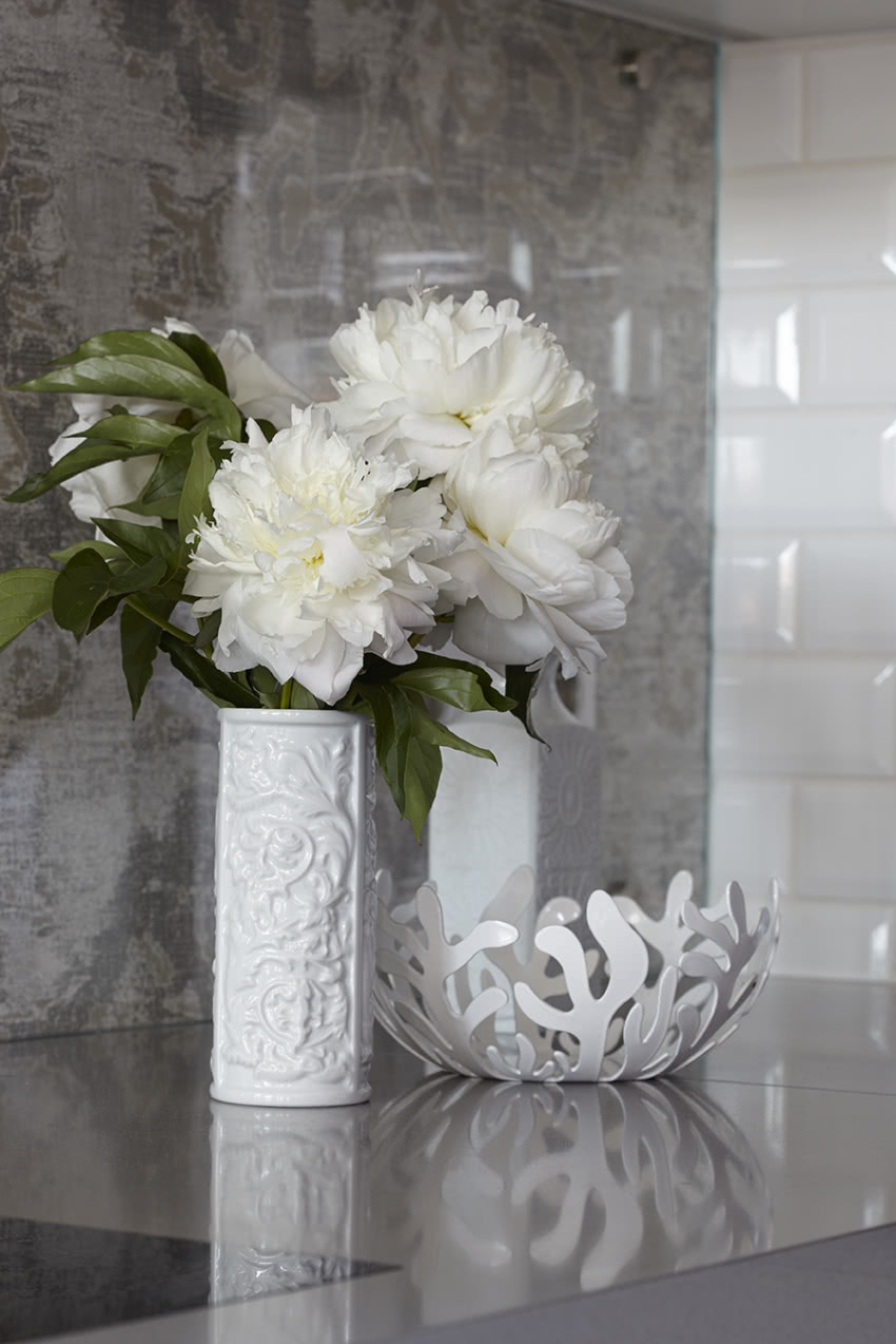 Na tle szarej ściany białe dodatki zyskują na...