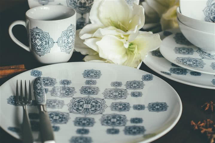 Duży talerz z kolekcji Etno cały pokryty jest...