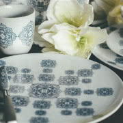 Duży talerz z kolekcji Etno cały pokryty jest...