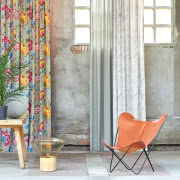 Biała zabudowa kuchenna o gładkich frontach...