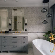 Dom urządzony w stylu współczesnej klasyki. Ma winiarnię w piwnicy!