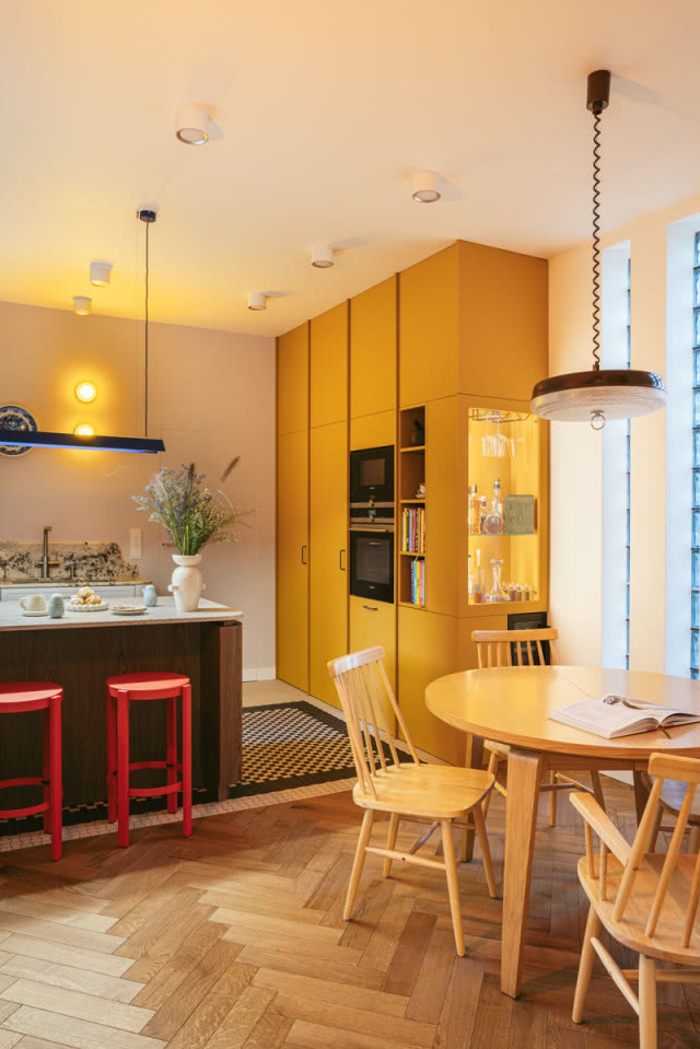 żółta zabudowa kuchenna odcień musztardowy