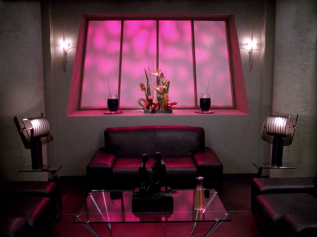 kanapa i podświetlone okno