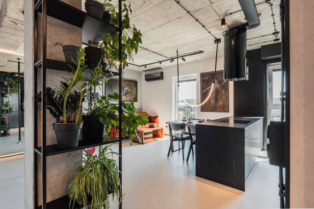 salon podłoga z mirocementu i metal metalowy czarny