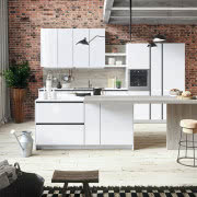 Biała zabudowa kuchenna o gładkich frontach...