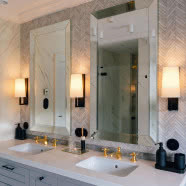 Dom urządzony w stylu współczesnej klasyki. Ma winiarnię w piwnicy!