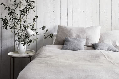 Jak urządzić sypialnię w skandynawskim stylu? Sprawdzone pomysły na lata
