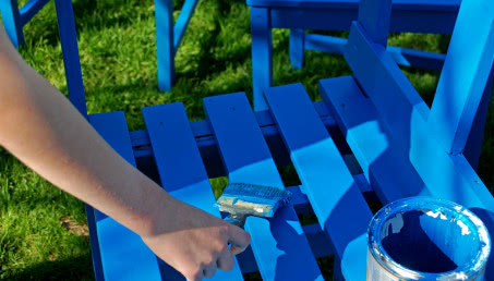 Czym pomalować meble ogrodowe? Szybki i tani sposób na renowację mebli