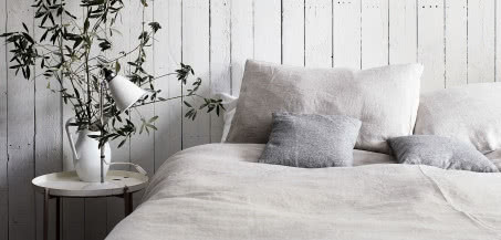 Jak urządzić sypialnię w skandynawskim stylu? Sprawdzone pomysły na lata