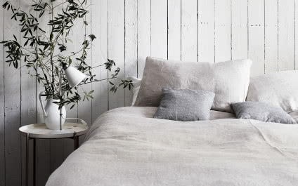Jak urządzić sypialnię w skandynawskim stylu? Sprawdzone pomysły na lata