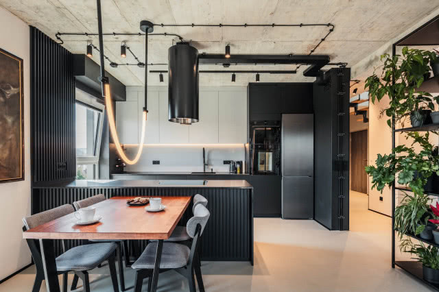 czarna kuchnia z wyspą