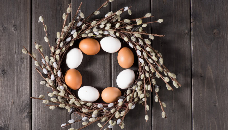 Stroiki wielkanocne - 10 pomysłów na ciekawą dekorację stołu i drzwi