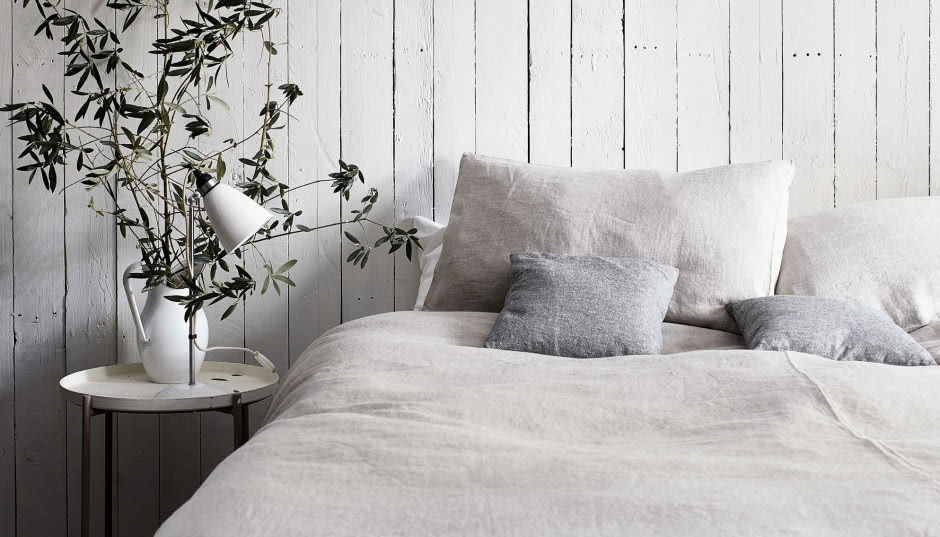 Jak urządzić sypialnię w skandynawskim stylu? Sprawdzone pomysły na lata