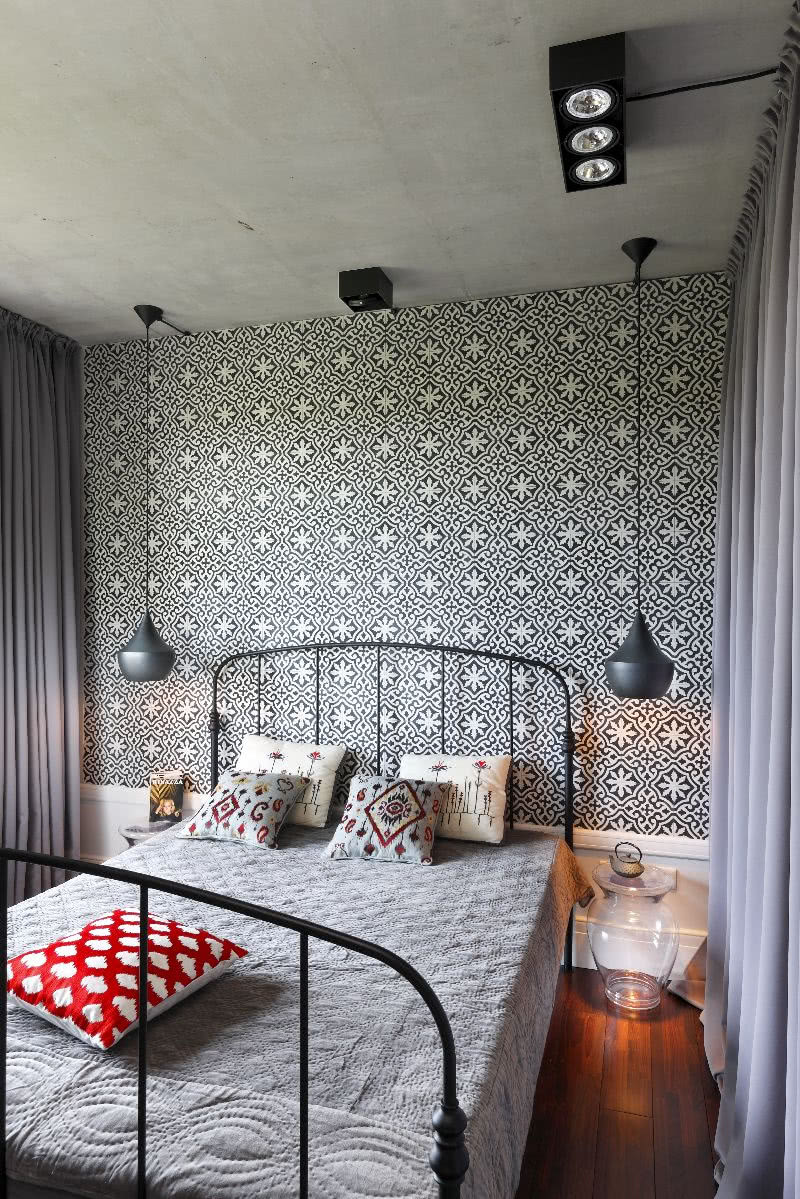 Zamiast szafy na ubrania w sypialni są półki...