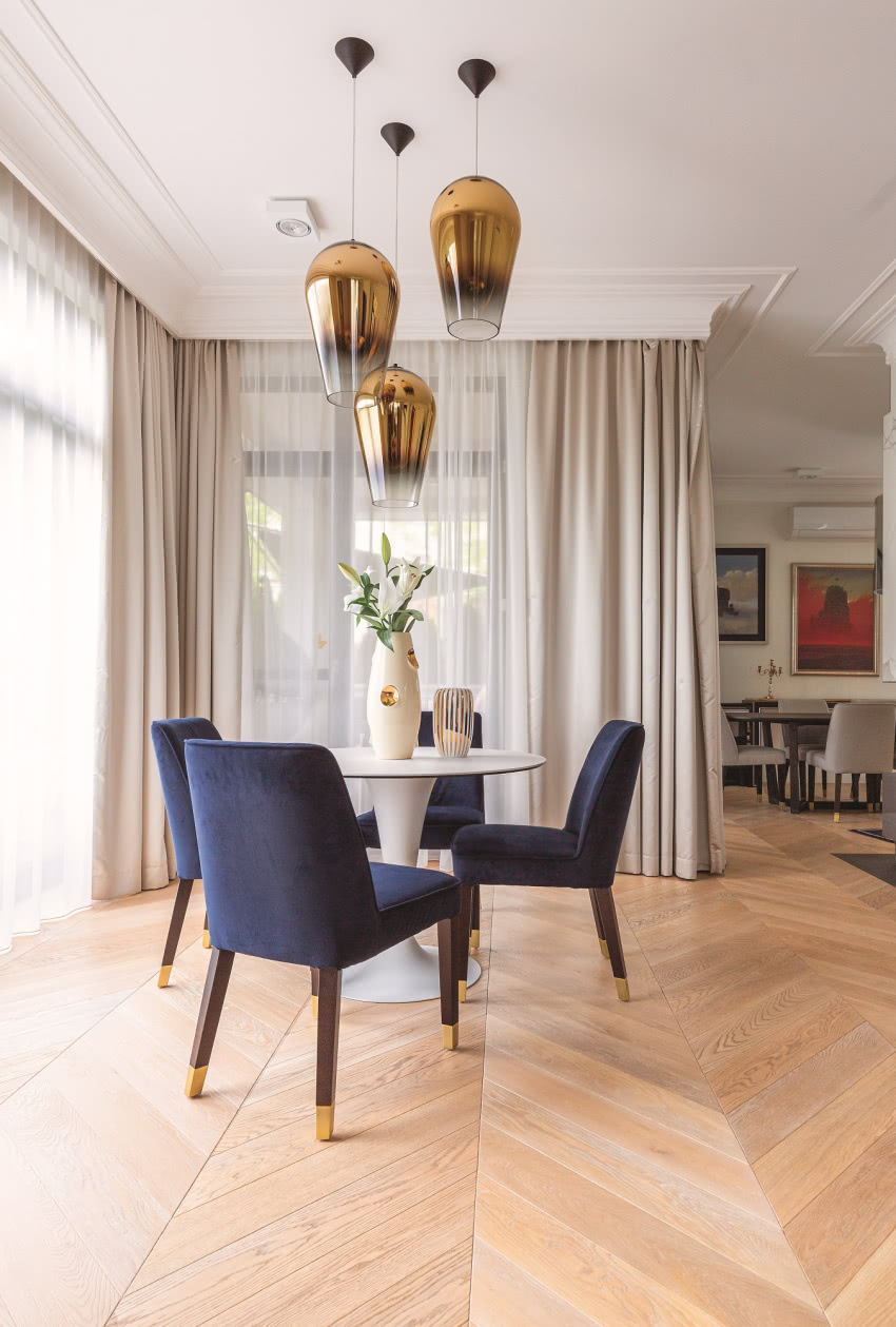 Nad stołem w salonie zawisły lampy Fade Gold...