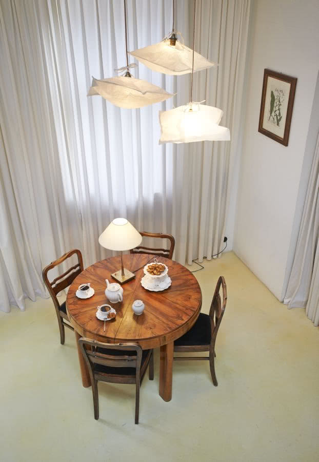 Nad stylowym okrągłym stołem papierowe lampy z...