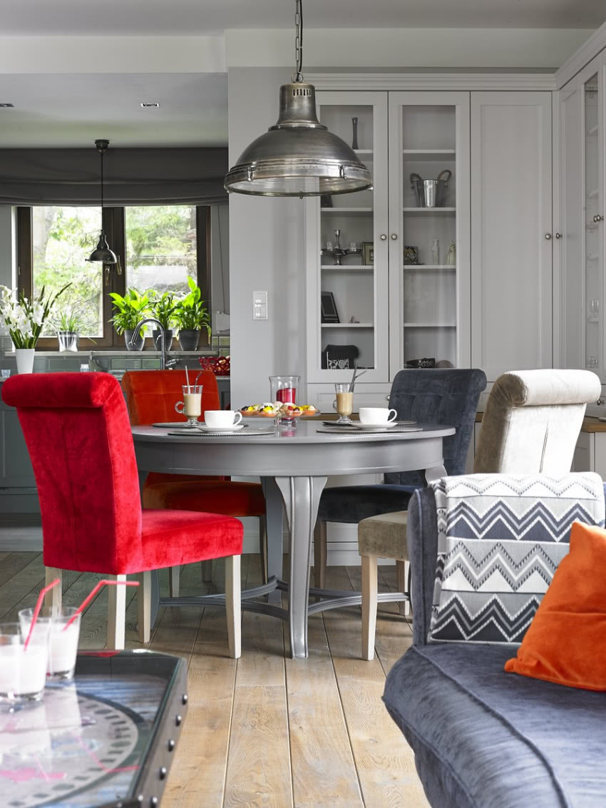 Szare "duże" meble, jak stół czy kanapy,...