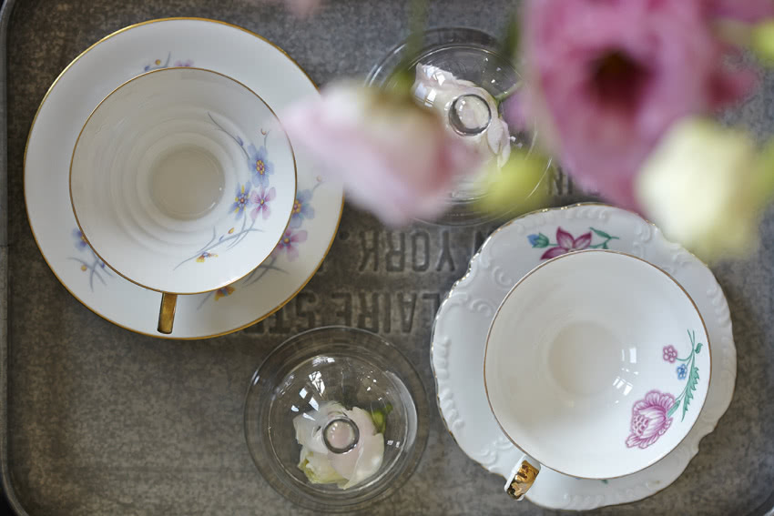 "Babcine" filiżanki w kwiatki na industrialnej...