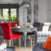 Także w sypialni na popielatym tle dużo czerwieni