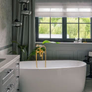 Dom urządzony w stylu współczesnej klasyki. Ma winiarnię w piwnicy!