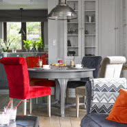 Szarość i mocne kolory w domu pod Warszawą