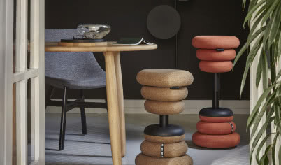 Ten stołek pozwala pracować w ruchu! Powstał z inspiracji dziecięcą zabawką