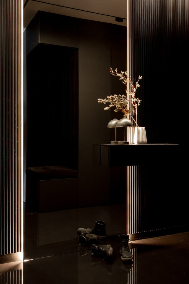 czarny długi korytarz