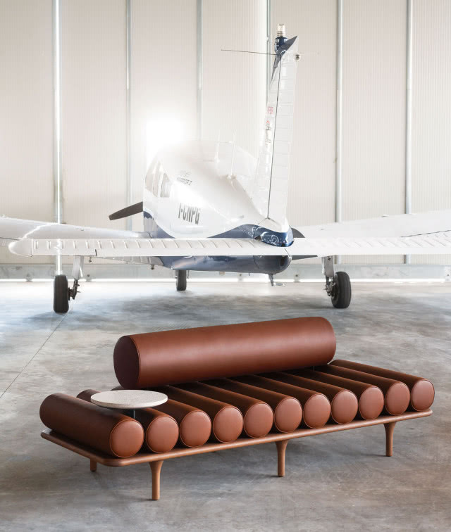 Leżanka Five to Nine stworzona dla Tacchini  czerpie inspirację z projektów scenograficznych  
z początku XX wieku oraz mebli Bauhausu.  
Dzięki szerokiemu wachlarzowi opcji tapicerowania dobrze dopasuje się do różnych wnętrz.