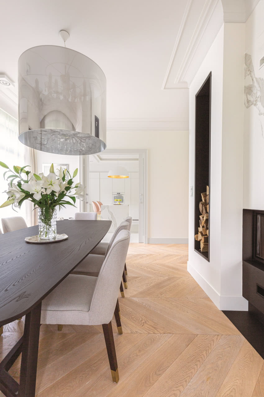 Wykonany z czarnego dębu stół Concorde marki...