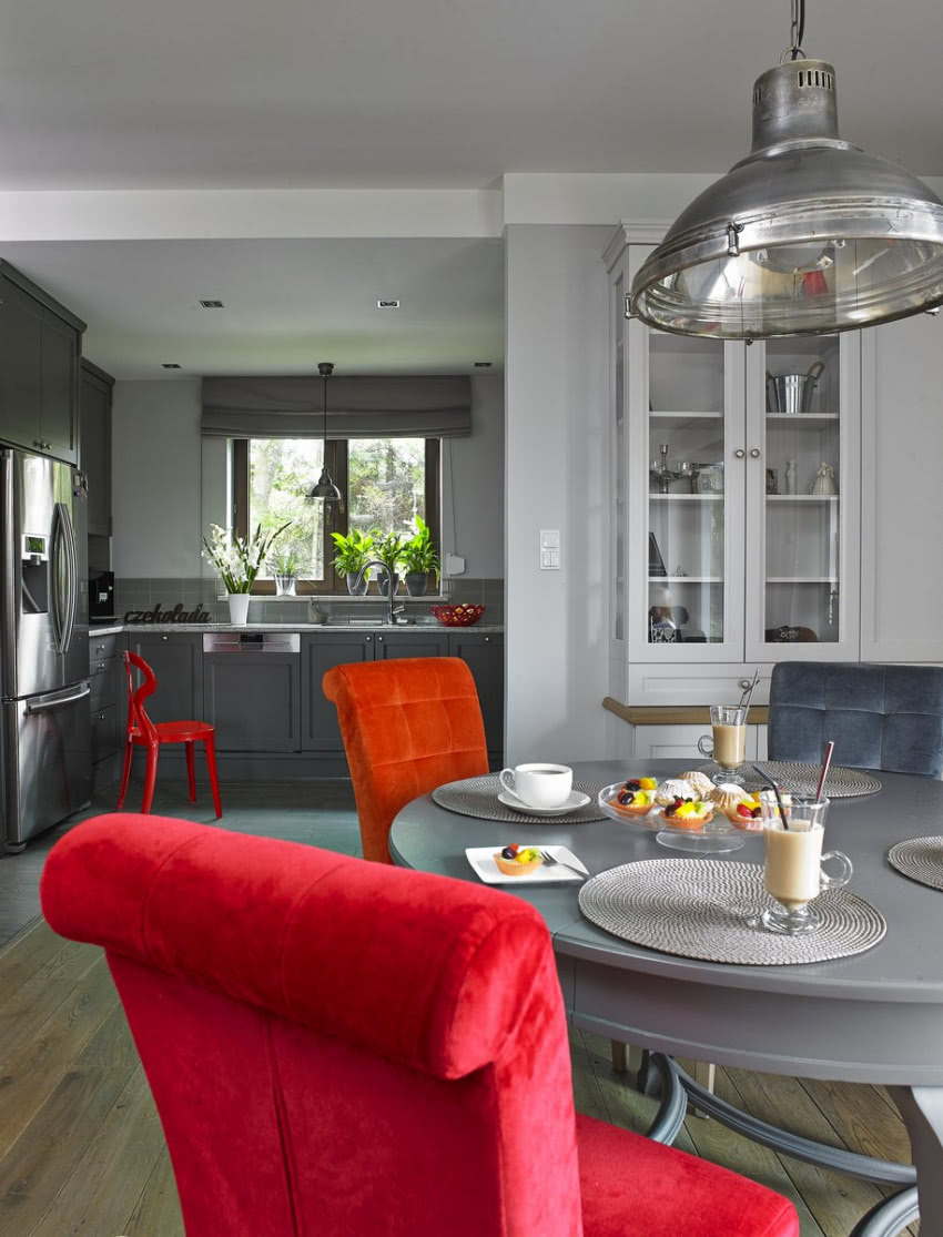 Każde z krzeseł ma obicie w innym kolorze - taki...