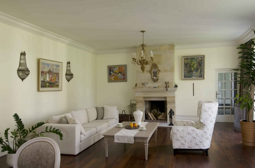 Kącik wypoczynkowy z kominkiem.