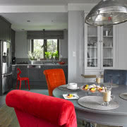 Także w sypialni na popielatym tle dużo czerwieni