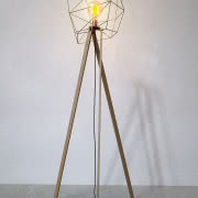 Szklana lampa
przypominająca
bańkę mydlaną,...