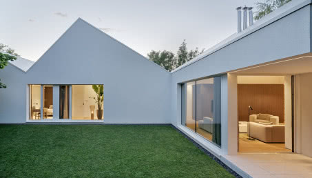 Nowoczesny dom w Poznaniu. Nowi właściciele kupili go w trakcie budowy!