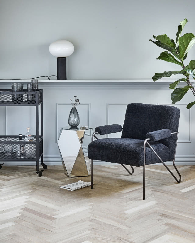 Zdjęcie prostego fotela w minimalistycznym wnętrzu