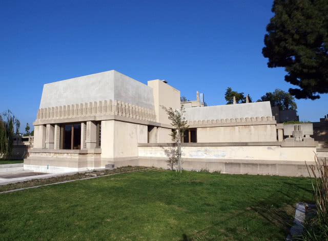 biały dom Hollyhock House