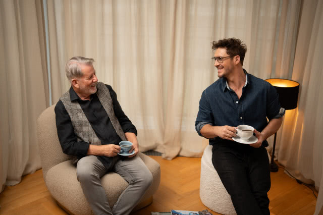 Mikołaj Roznerski i Andrzej Kareński rozmawiają przy kawie podanej w porcelanowych filiżankach Rosenthal.
