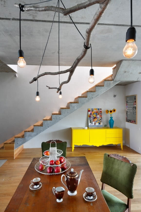 Betonowe ściany i schody dywanowe dodają wnętrzu...