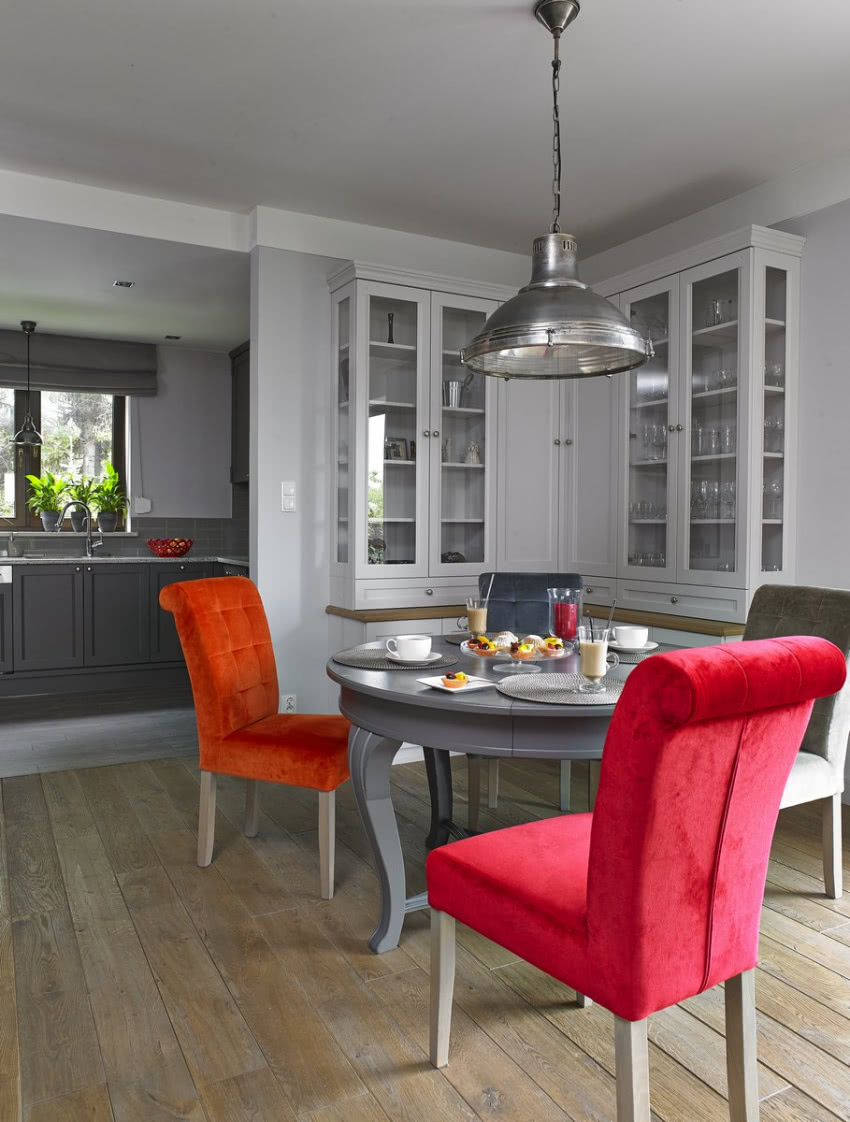 Do klasyki projektantka podeszła z przymrużeniem...