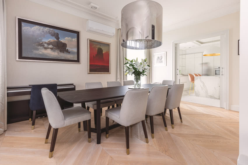 W jadalni zawisł kryształowy żyrandol Light...