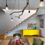 Eamesowie i IKEA? W tym eklektycznym wnętrzu...