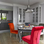 Szarość i mocne kolory w domu pod Warszawą