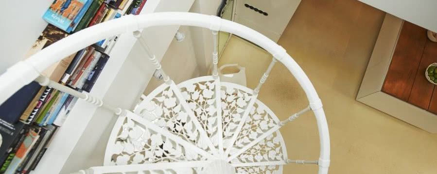 Ażurowe schody w mieszkaniu na poddaszu