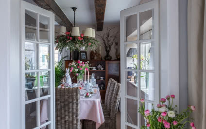 Wielkanoc pod strzechą - wiejski dom w Skandynawii