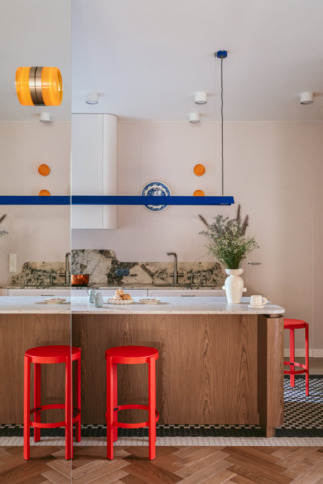 Niebieska lampa nad wyspą w kuchni